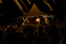 奄美大島での凱旋フリーライブ「シマユイあまみ」にてパフォーマンスするReoNa。