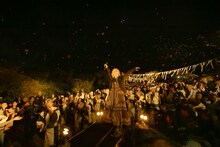 奄美大島での凱旋フリーライブ「シマユイあまみ」にてパフォーマンスするReoNa。