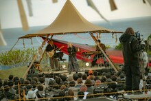 奄美大島での凱旋フリーライブ「シマユイあまみ」にてパフォーマンスするReoNa。