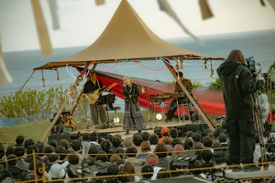 奄美大島での凱旋フリーライブ「シマユイあまみ」にてパフォーマンスするReoNa。