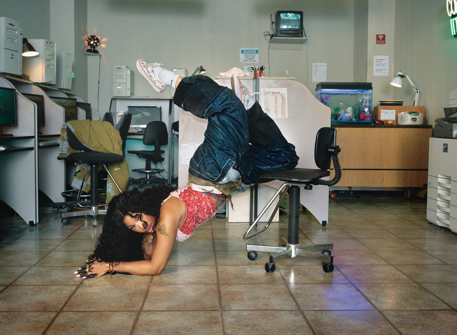 シザをモデルに起用した「Vans "Off The Wall" Campaign」キービジュアル。