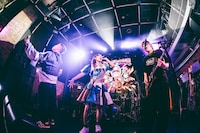 BACK-ONとナオ・オブ・ナオ（豆柴の大群）。（撮影：タカギユウスケ）