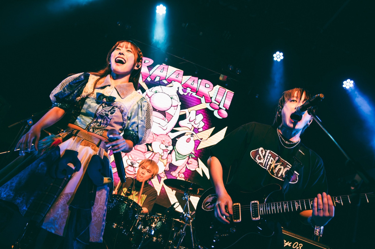 BACK-ONとナオ・オブ・ナオ（豆柴の大群）。（撮影：タカギユウスケ）