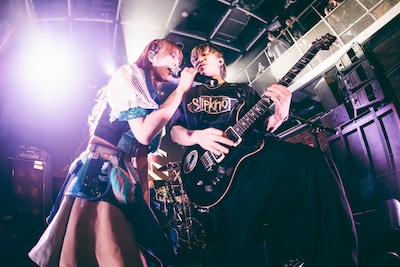 ナオ・オブ・ナオ（豆柴の大群）とKENJI03（BACK-ON）（撮影：タカギユウスケ）