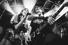 ナオ・オブ・ナオ（豆柴の大群）とKENJI03（BACK-ON）（撮影：タカギユウスケ）