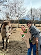 乗馬体験を楽しむ、いとうあさこと今井美樹。©︎日本テレビ