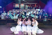 「いにしえ永遠？1st live ～greatなlove～」第1部より、フロアをバックに記念撮影するいにしえ永遠？。