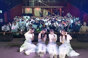 「いにしえ永遠？1st live ～greatなlove～」第2部より、フロアをバックに記念撮影するいにしえ永遠？。