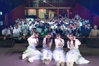 「いにしえ永遠？1st live ～greatなlove～」第2部より、フロアをバックに記念撮影するいにしえ永遠？。