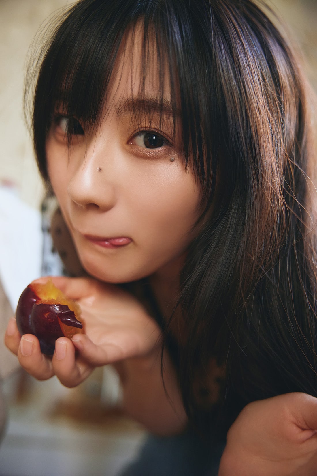 川﨑桜、プラムかじってペロリ　1st写真集「エチュード」アパルトマンでの1枚公開