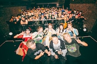 BACK-ON、豆柴の大群の集合写真。（撮影：タカギユウスケ）