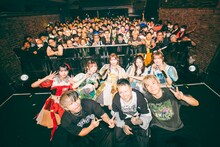 BACK-ON、豆柴の大群の集合写真。（撮影：タカギユウスケ）