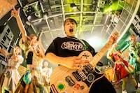 豆柴の大群バンドセッションの様子。（撮影：タカギユウスケ）