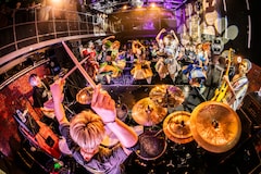 豆柴の大群×BACK-ON入り乱れ！“豆柴バンド”爆誕！白熱ツーマン「爆音で吠える豆柴」