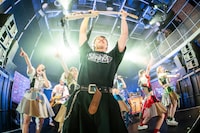 豆柴の大群バンドセッションの様子。（撮影：タカギユウスケ）