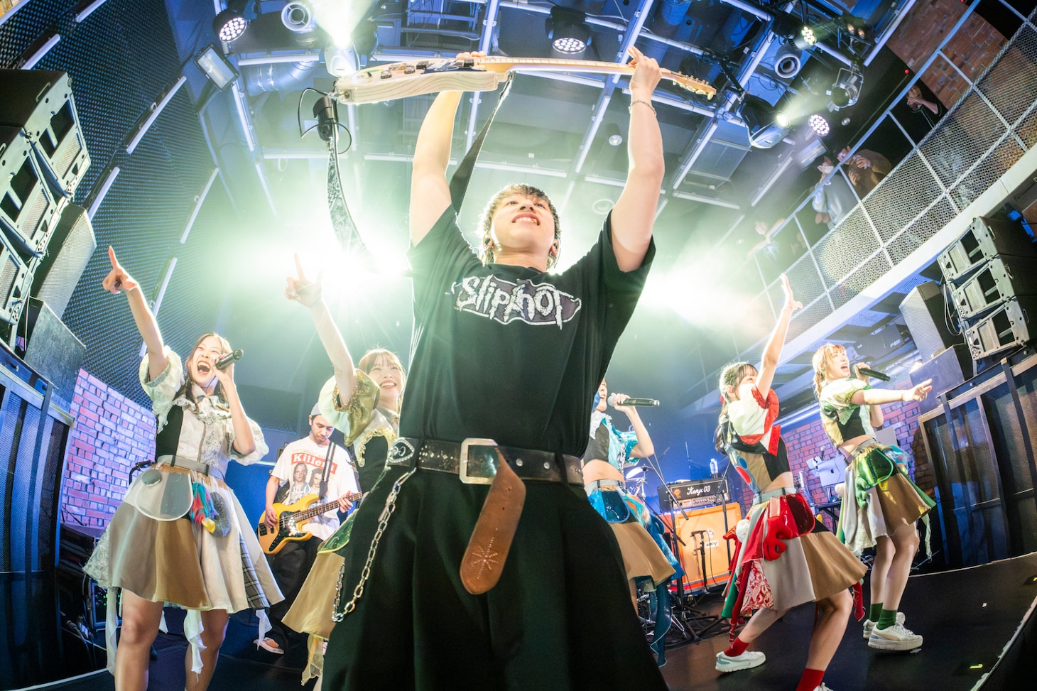 豆柴の大群バンドセッションの様子。（撮影：タカギユウスケ）