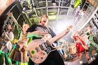 豆柴の大群バンドセッションの様子。（撮影：タカギユウスケ）