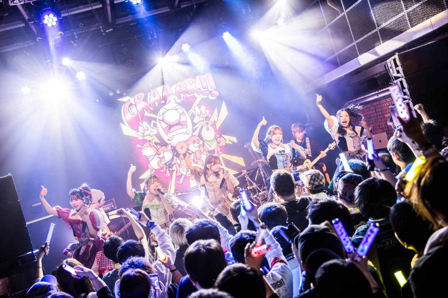 豆柴の大群バンドセッションの様子。（撮影：タカギユウスケ）