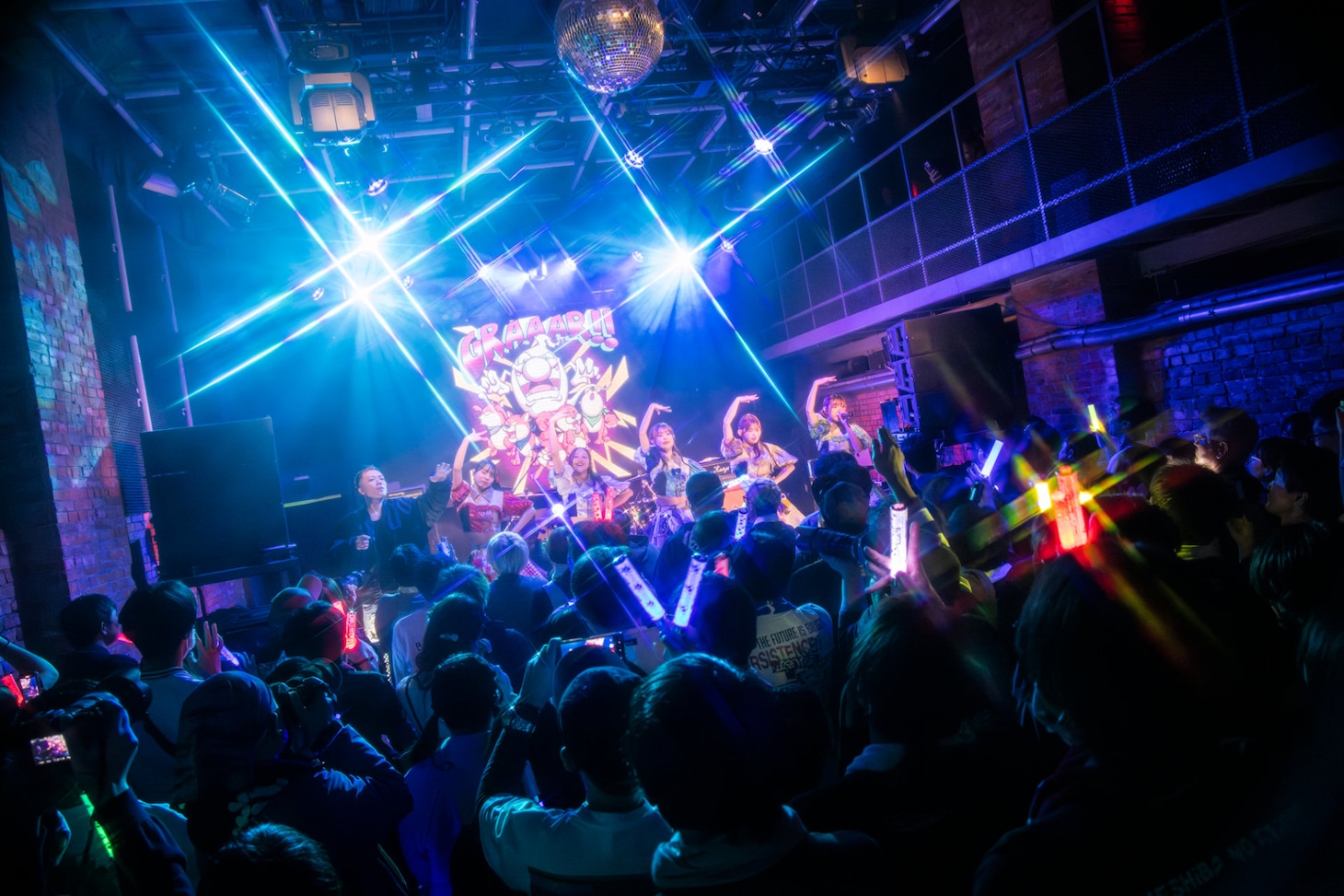 豆柴の大群とTEEDA（BACK-ON）セッションの様子。（撮影：タカギユウスケ）