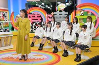 番組のオープニングで牛乳を飲む大島由香里アナウンサー。