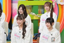 クッキングシーンのVTRを観る高嶺のなでしこ。