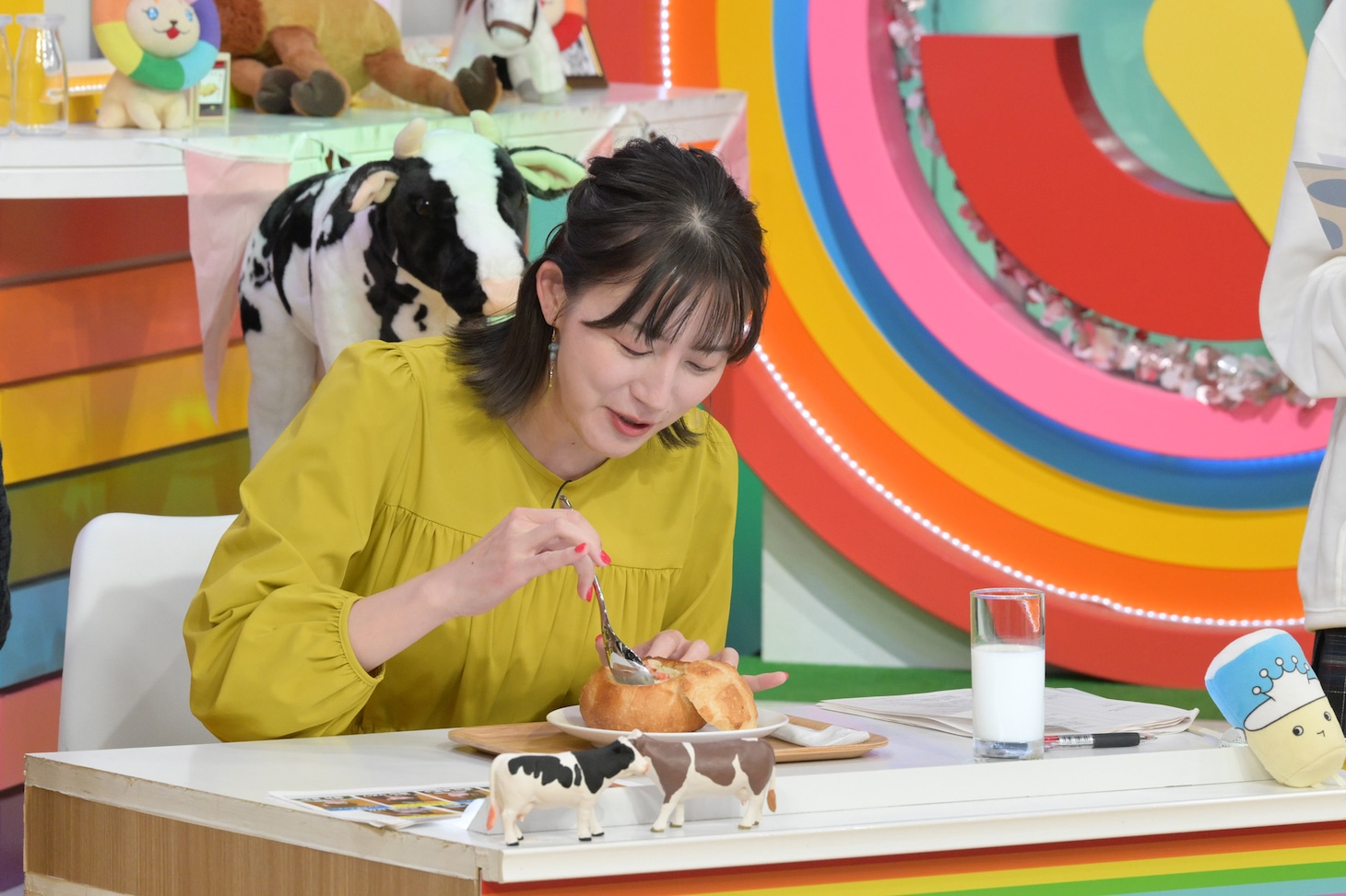 クラムチャウダーを試食する大島由香里アナウンサー。