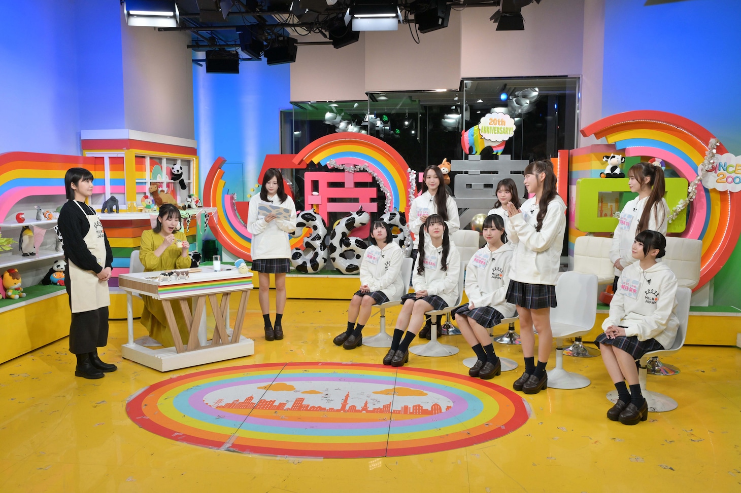 プリンを試食する大島由香里アナウンサーと料理の感想を語る高嶺のなでしこメンバー。