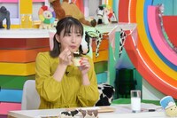 プリンを試食する大島由香里アナウンサー。
