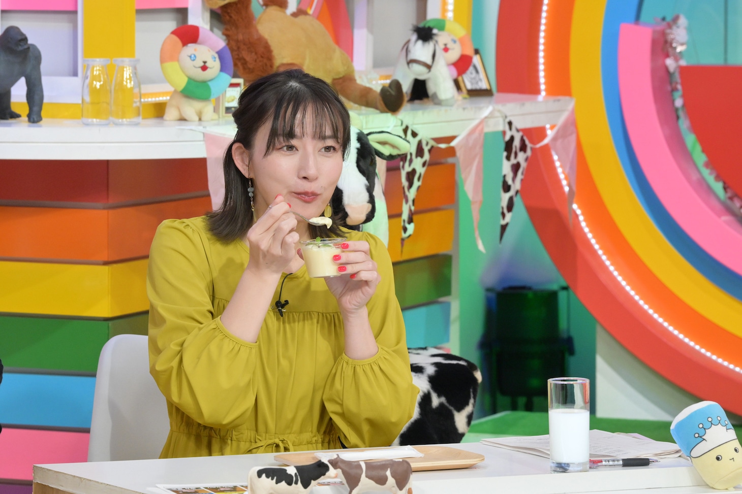 プリンを試食する大島由香里アナウンサー。