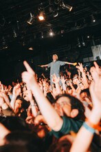 フロアを駆け回り会場後方までたどり着いた岡本伸明（Syn, Cowbell, Shriek / the telephones）。（Photo by Kazma Kobayashi［Bearwear, UUWorks］）