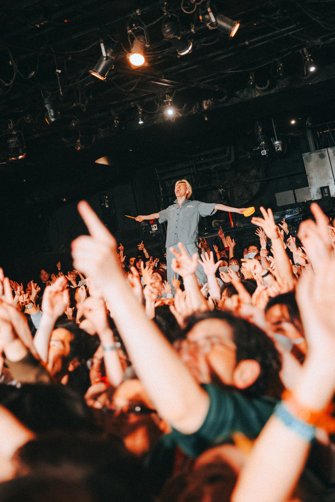 フロアを駆け回り会場後方までたどり着いた岡本伸明（Syn, Cowbell, Shriek / the telephones）。（Photo by Kazma Kobayashi［Bearwear, UUWorks］）