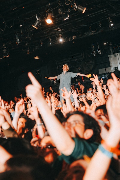 フロアを駆け回り会場後方までたどり着いた岡本伸明（Syn, Cowbell, Shriek / the telephones）。（Photo by Kazma Kobayashi［Bearwear, UUWorks］）