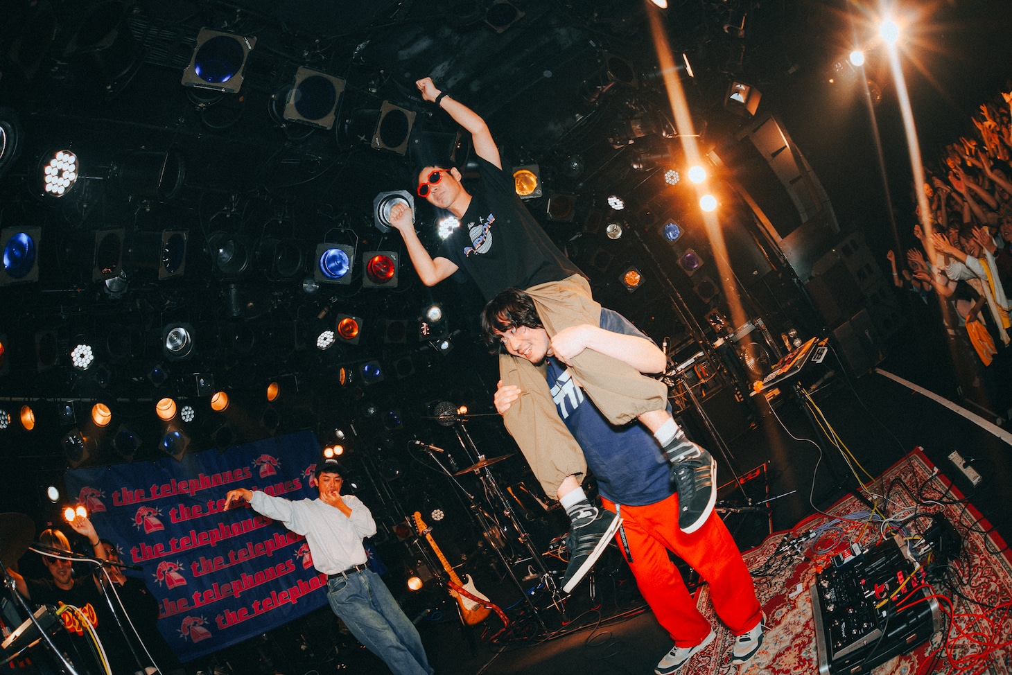 NAOTO（G / ORANGE RANGE）を肩車する石毛輝（Vo, G, Syn / the telephones）。（Photo by Kazma Kobayashi［Bearwear, UUWorks］）