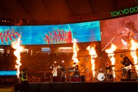 稲葉浩志（B'z）のパフォーマンスの様子。