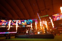 稲葉浩志（B'z）のパフォーマンスの様子。