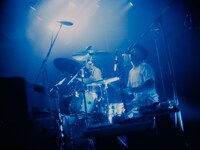 堀田庸輔（Dr / kurayamisaka）（撮影：タカギタツヒト）