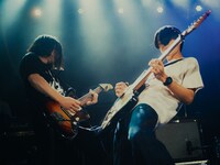 kurayamisakaのフクダリュウジ（G）と清水正太郎（G, Vo）（撮影：タカギタツヒト）