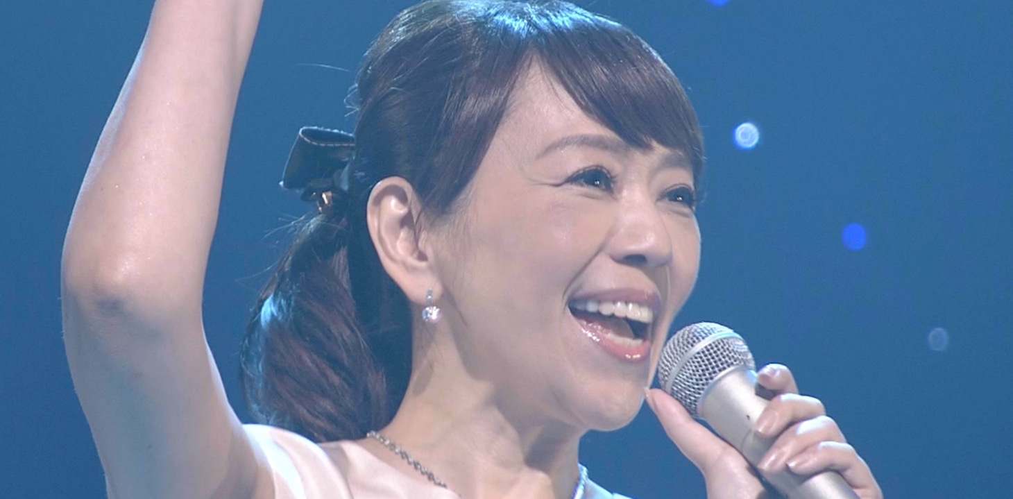 「新・BS日本のうた」にて「タッチ」を歌唱する岩崎良美。