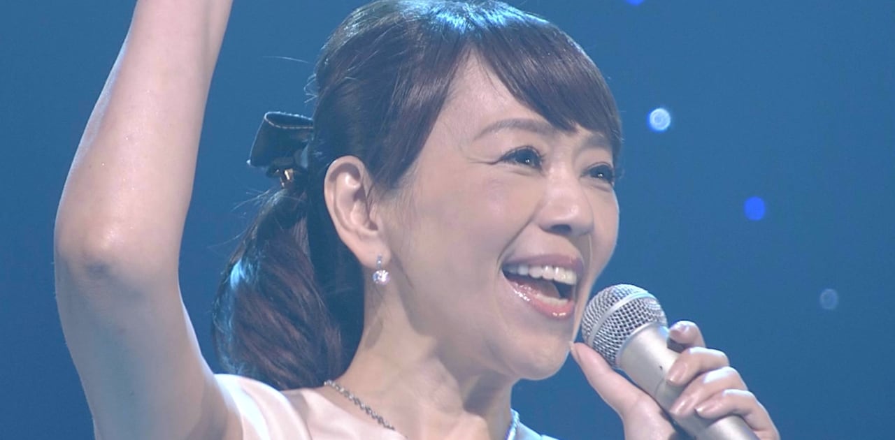 「新・BS日本のうた」にて「タッチ」を歌唱する岩崎良美。