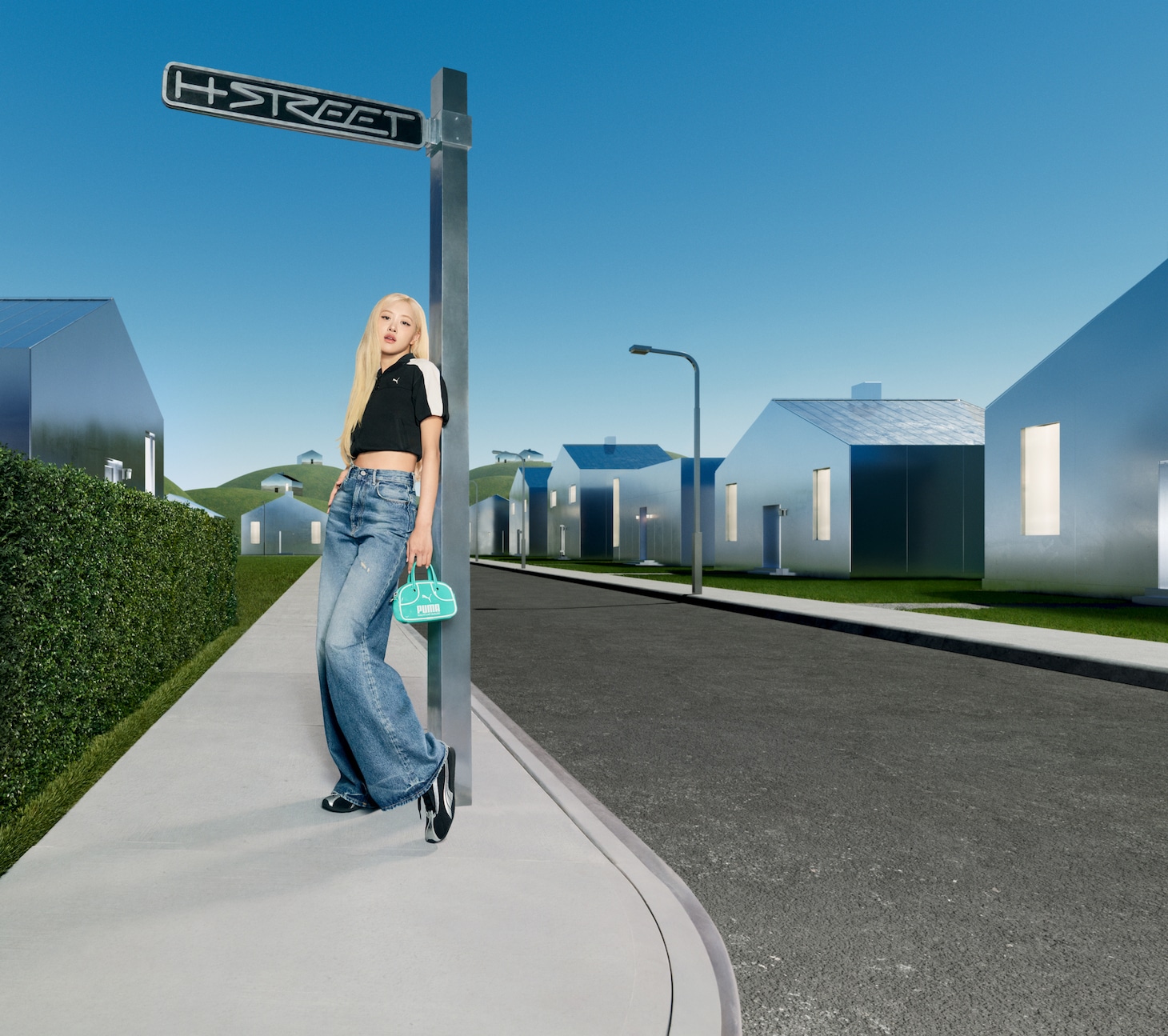 プーマH-STREETのキャンペーンビジュアル。デジタル空間のような街にロゼが佇んでいる。