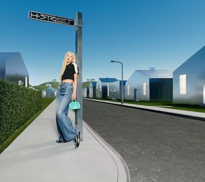 プーマH-STREETのキャンペーンビジュアル。デジタル空間のような街にロゼが佇んでいる。