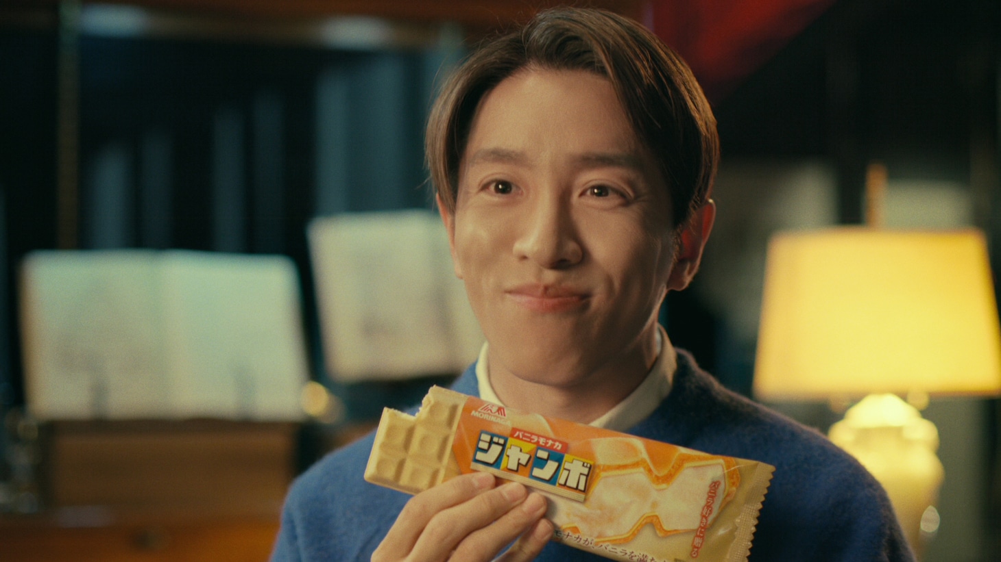 森永製菓「バニラモナカジャンボ」の新テレビCM「コンビネーションバニラ」編より。