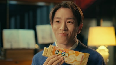 森永製菓「バニラモナカジャンボ」の新テレビCM「コンビネーションバニラ」編より。