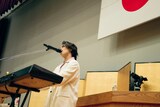 母校・島根県立松江北高等学校の卒業式をサプライズで訪問し歌唱した藤井怜央（Omoinotake）。