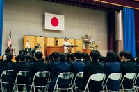 Omoinotakeがサプライズ訪問した島根県立松江北高等学校の卒業式の模様。