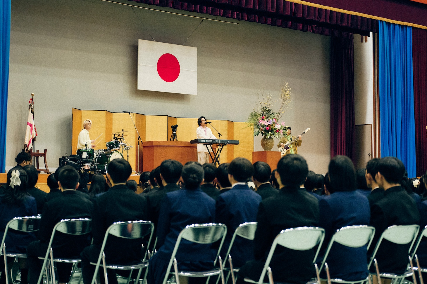 Omoinotakeがサプライズ訪問した島根県立松江北高等学校の卒業式の模様。