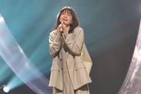 2月に発表した最新曲「Forgiveness」をハンドマイクで歌唱するアンジェラ・アキ。©︎NHK
