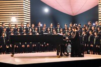 中学校の合唱部員86人と「手紙 ～拝啓 十五の君へ～」を歌唱するアンジェラ・アキ。©︎NHK