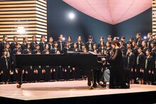 中学校の合唱部員86人と「手紙 ～拝啓 十五の君へ～」を歌唱するアンジェラ・アキ。©︎NHK