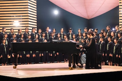 中学校の合唱部員86人と「手紙 ～拝啓 十五の君へ～」を歌唱するアンジェラ・アキ。©︎NHK
